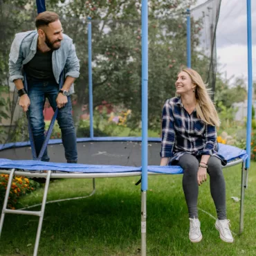 Голям батут за цялото семейство, подходящ за забавление и спорт на открито в градината.