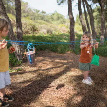 Комплект за игри на открито с въже, кофа и торбичка, за моторика и координация на деца над 3 години.