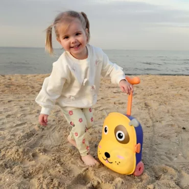 Детски куфарче-играчка за плаж с весела форма на куче, в жълто и синьо, подходящо за деца.