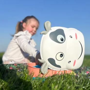 Детски комплект за игра с кофа и формички за пясък, подходящ за двора или парка, за деца над 2 години.