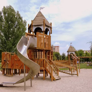 Детска дървена площадка с кула, пързалка и въжени стълби, подходяща за двор и градина