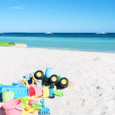 Плажни играчки – кофички, камиончета и гребла от безопасни материали, играчки за навън
