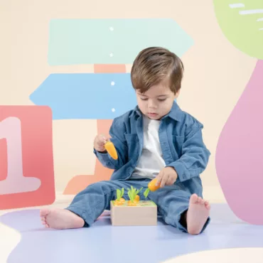 Дървен сортер с моркови за развитие на фината моторика, ярки цветове, подходящ за бебета над 1 година