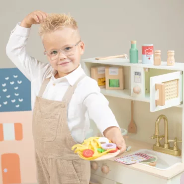 Детска дървена кухня с аксесоари, паста, зеленчуци и домакински уреди