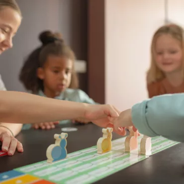 Деца играят настолна игра със забавни дървени охлюви, семейна образователна игра