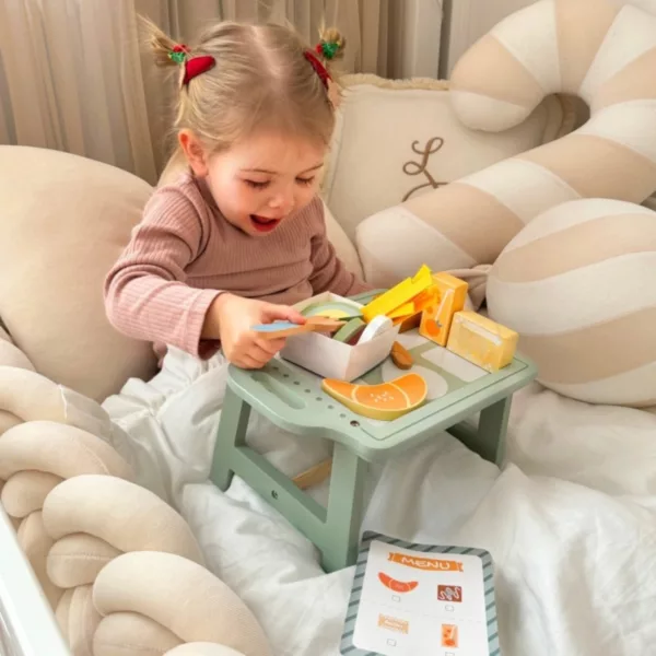 Момиченце играе с дървен комплект закуска в леглото и масичка, Tooky Toy