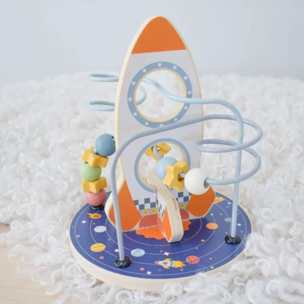 Дървен лабиринт Ракета с мъниста и звезди, върху синя основа с планети, стимулиращо игра за деца 2+ години