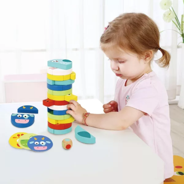 Момиче играе с дървена кръгла игра Дженга с животни от Tooky Toy, образователна, ярки цветове, 3+ години