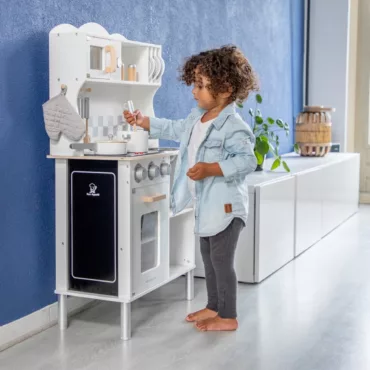 Детска дървена кухня с фурна и аксесоари, бял цвят, дете готви, подходяща за 3+ години