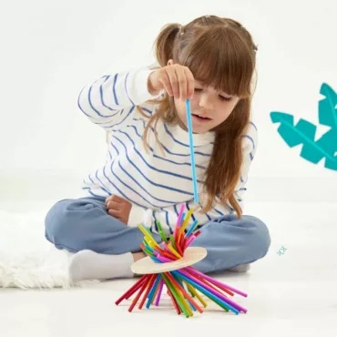 Момиче играе със занимателна игра с цветни пръчици, идеи подаръци за 5 годишни