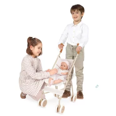 Детска количка за кукли с бебе и две деца в бежови дрехи, подходяща за момичета