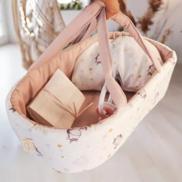 Кошница за кукли с дръжки и мек пълнеж, розово-бежов десен, подходяща за момичета