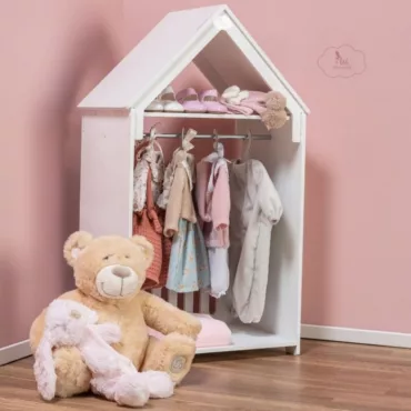 Къщичка-гардероб с дрехи за кукли и плюшени играчки, дърво и текстил, розов фон