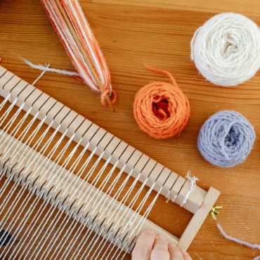 Тъкачен стан с прежда в оранжево и бяло за момичета, творческа игра за ръчна изработка