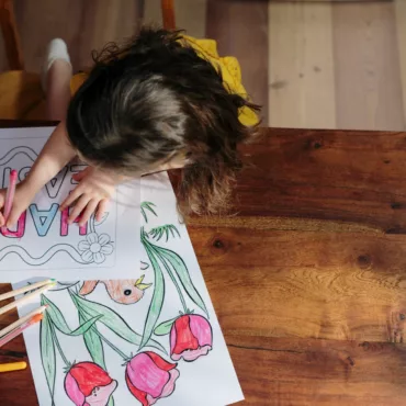 Детско оцветяване на цветя с моливи и пастели за момичета, развиващи креативност и внимание