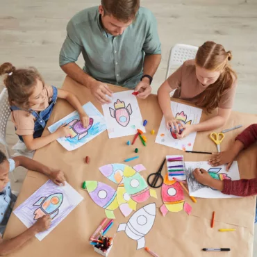 Групова творческа работилница за рисуване с моливи и пастели, подходяща за момичета над 5 години