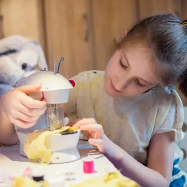Момиче използва шевна машина за шиене на плат, играчка за момичета над 6 години
