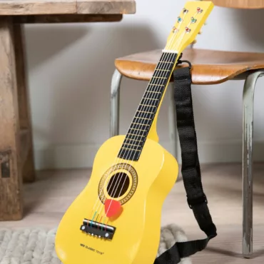 Детска дървена китара в жълт цвят с колан и перце, струнен инструмент за малки музиканти, 3+ години
