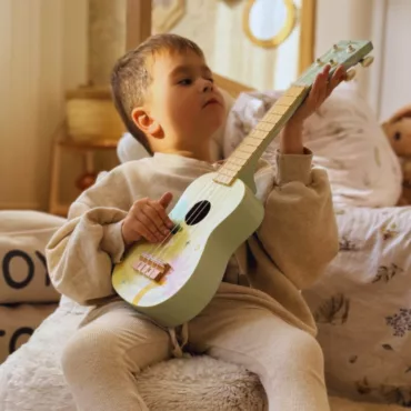 Дете държи дървена китара с пастелни цветове, струнен инструмент за момчета и момичета, 3+ години
