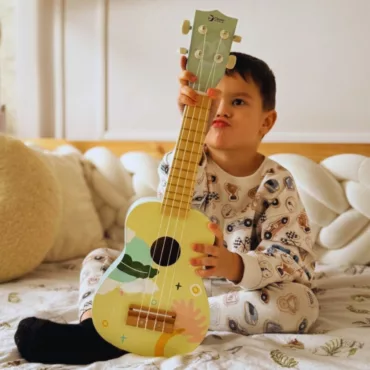 Момче държи светлозелена детска китара с илюстрации, дървен струнен инструмент, 3+ години