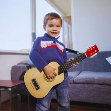 Момче с дървена китара, естествен цвят и червен кант, струнен инструмент за малки музиканти, 3+ години