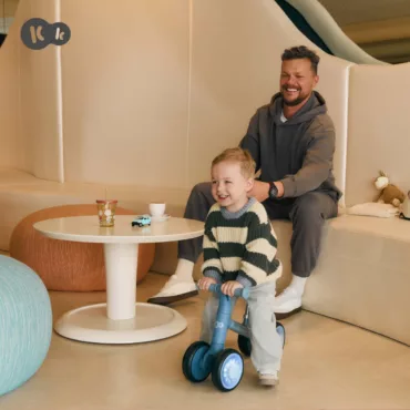 Синьо колело за бутане с четири гуми за малки деца, подходящо за каране у дома, за 1+ години