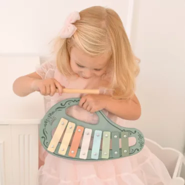 Детски ксилофон с пастелни цветове, дървен корпус, подходящ за развитие на музикален слух при малки деца.