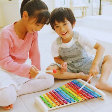 Детски ксилофон с метални пластини, ярки цветове, дървен корпус, подходящ за деца над 3 години.