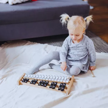 Детски металофон с черно-бели метални пластини, дървена рамка, образователна играчка за музика.