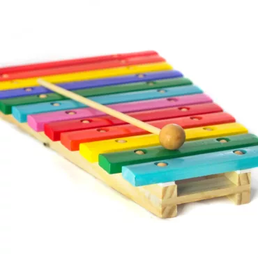 Класически дървен детски ксилофон с ярки цветове, метални пластини, за ранно музикално обучение.