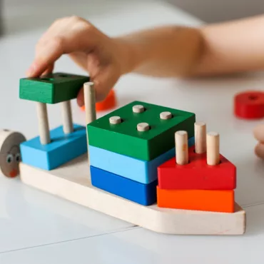 Дървена лодка за сортиране с цветни форми, Montessori стил, намаления на детски играчки