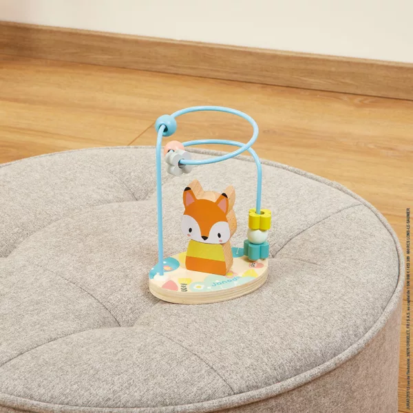 Сензорна игра с мъниста и лисиче от Janod върху бежов пуф