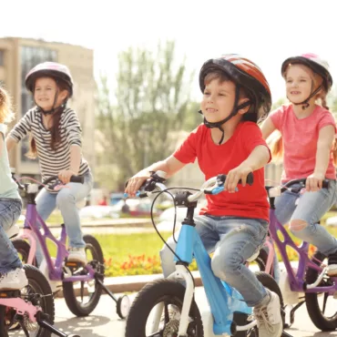 Детски велосипеди с педали, различни цветове и помощни колела, за момчета и момичета, за каране в града