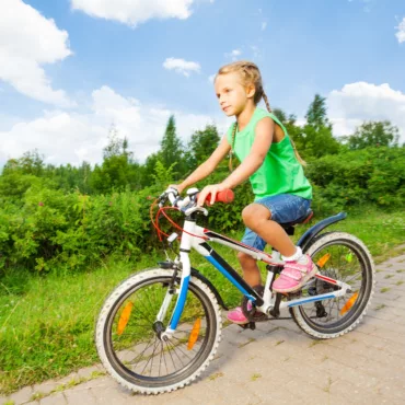 Велосипед за деца с педали, синя и бяла рамка, удобна седалка, гуми за всякакъв терен, за деца над 4 години