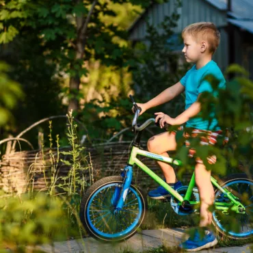 Детски велосипед с педали, зелен цвят, стабилна рамка, подходящ за момчета, за разходки и спорт