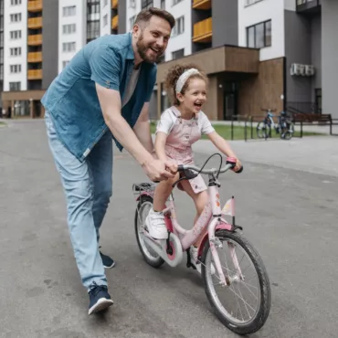 Велосипед за деца с педали, розова рамка, помощ от родител, подходящ за първи уроци по каране, за момичета
