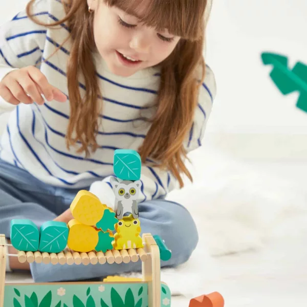 Дете играе с дървена игра за баланс Тропик Janod