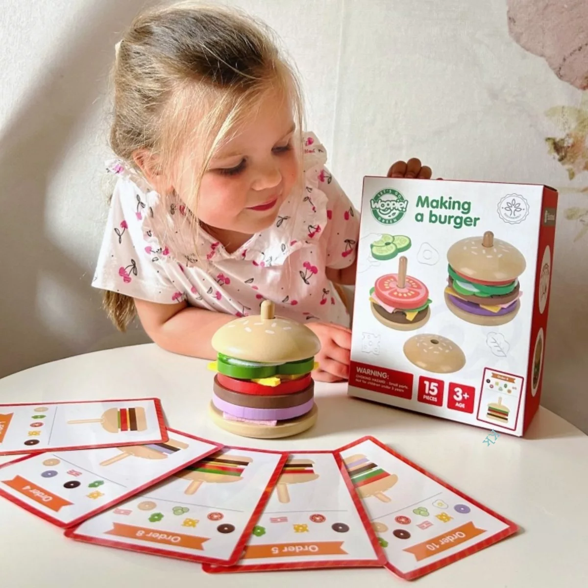 Момиче играе с дървен бургер Tooky Toy и карти с рецепти, 3+