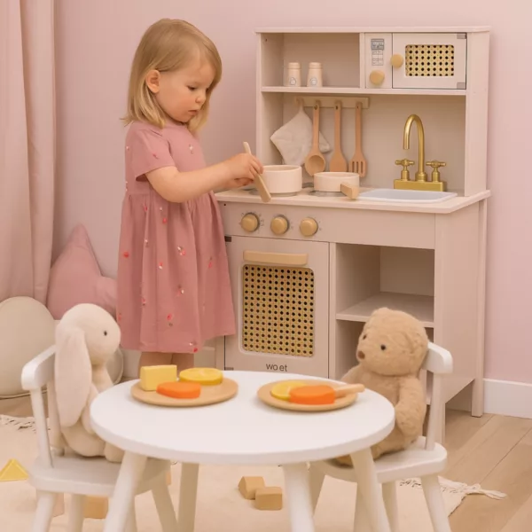 Дървена кухня за игра – Розов ратан с котлони, тенджери и прибори
