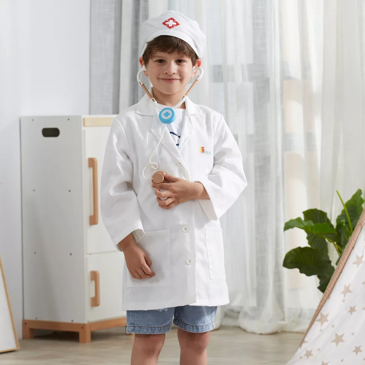 Дете в лекарска престилка и шапка VIGA Toys