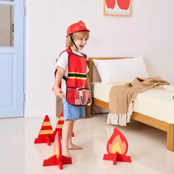 Дете в пожарникарски костюм VIGA Toys с играчки за ролеви игри