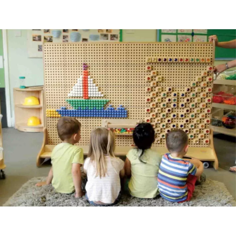 Деца играят с голяма мобилна STEM дъска Masterkidz в детска градина