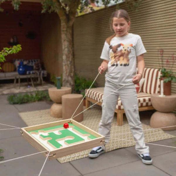 Дървен лабиринт BS Toys със зелена пътека, въжета за управление и червена топка, 6+