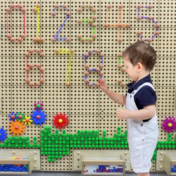 Комплект пинове и шнурове Masterkidz за STEM дъска с дете, учещо цифри