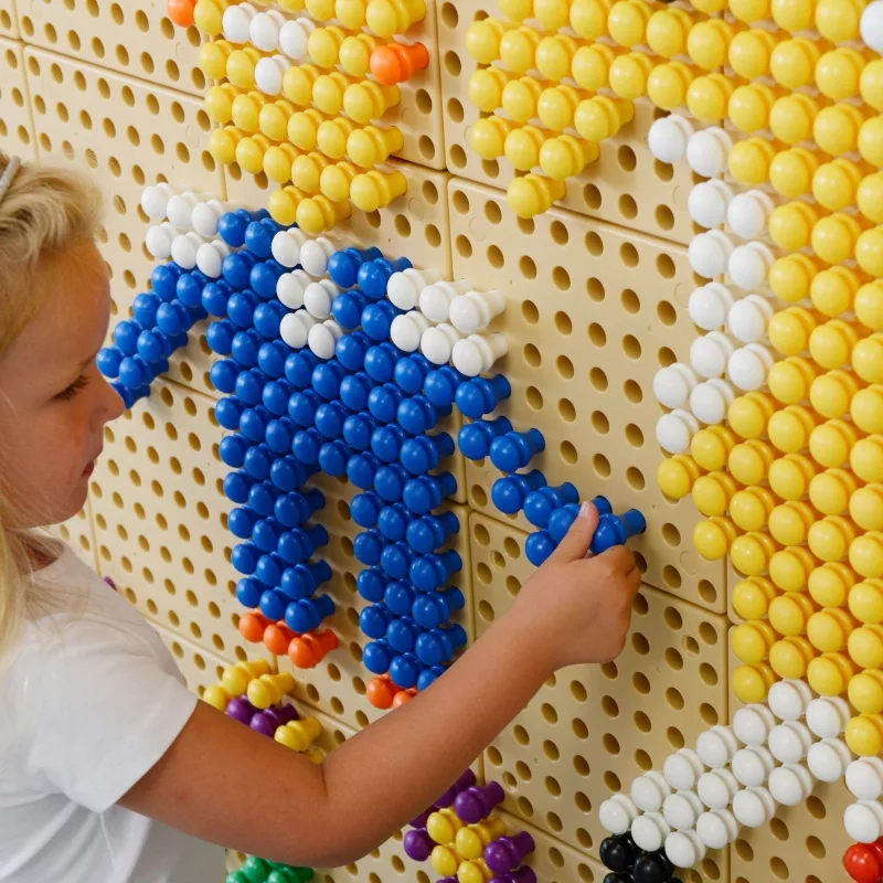 Дете подрежда цветни пинове Masterkidz върху STEM дъска за игра