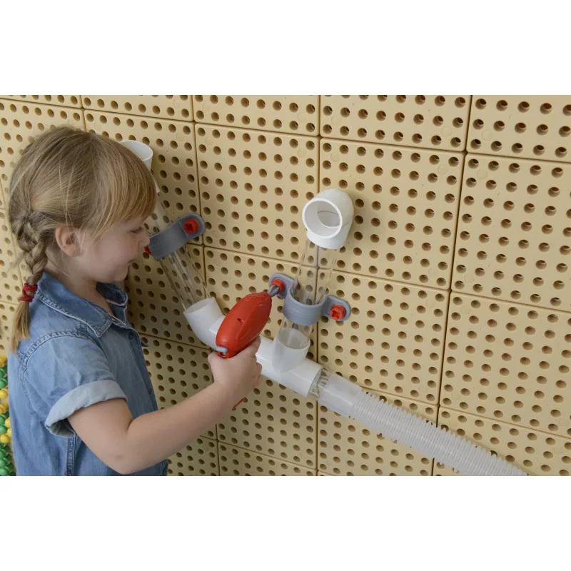 Момиче използва винтоверт Masterkidz STEM комплект за сглобяване на STEM система