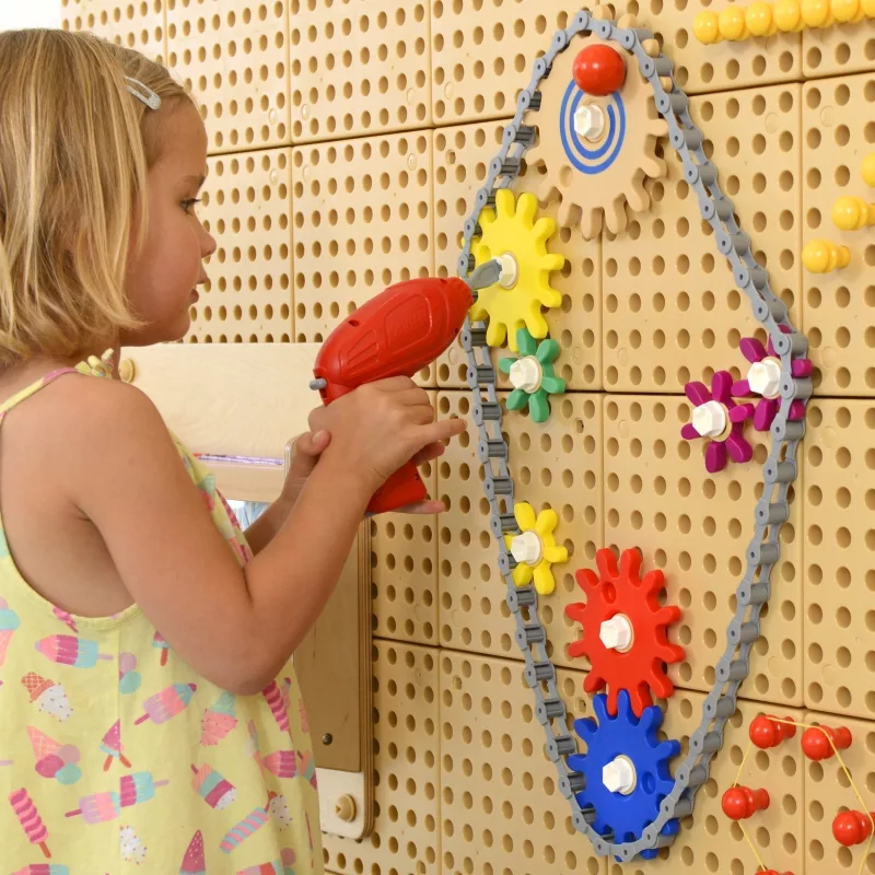 Момиче използва отвертка с Masterkidz STEM комплект зъбни колела и верига