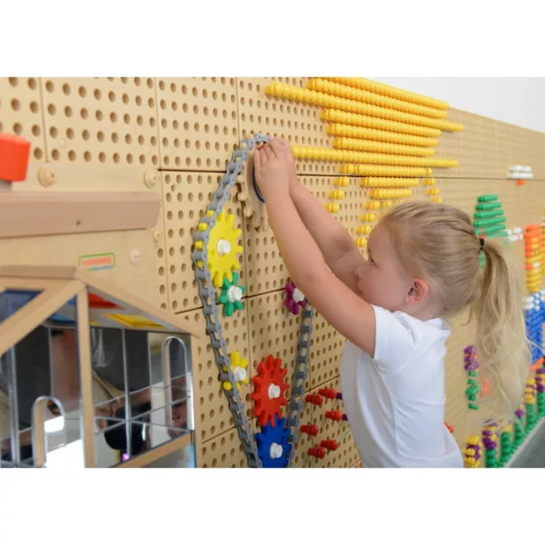 Дете играе със STEM комплект аксесоари Masterkidz 352 части на стена