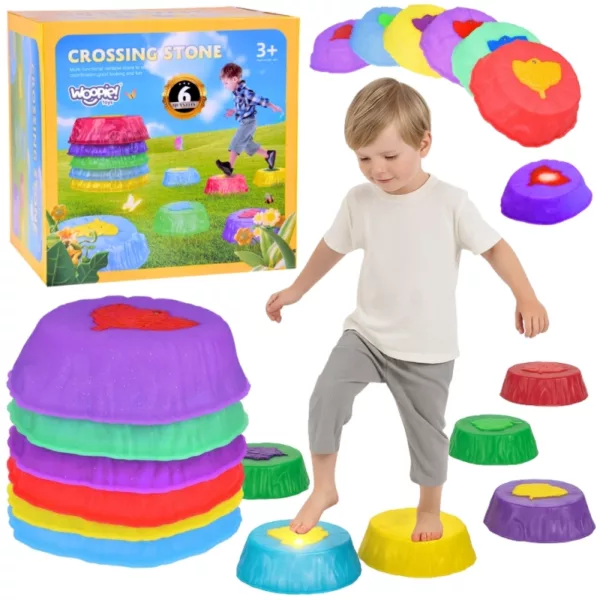 Дете играе със светещи сензорни камъни за баланс и игра на открито