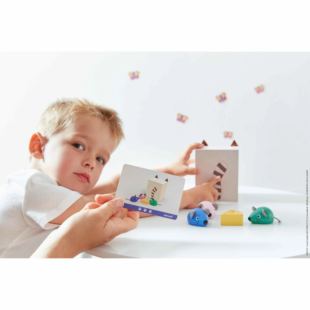 Дете играе с дървена игра Котка и мишки за ориентация